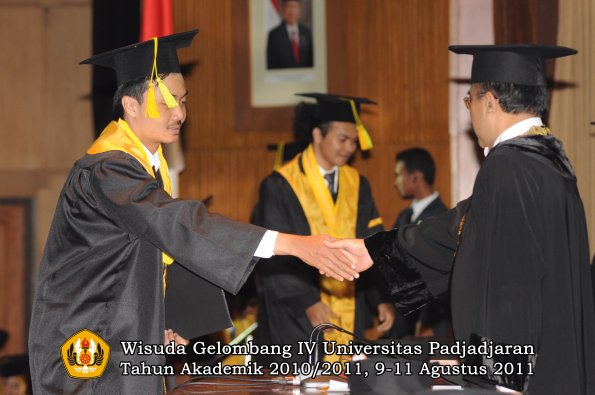 wisuda-fikom-oleh-rektor-230