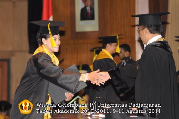 wisuda-fikom-oleh-rektor-236