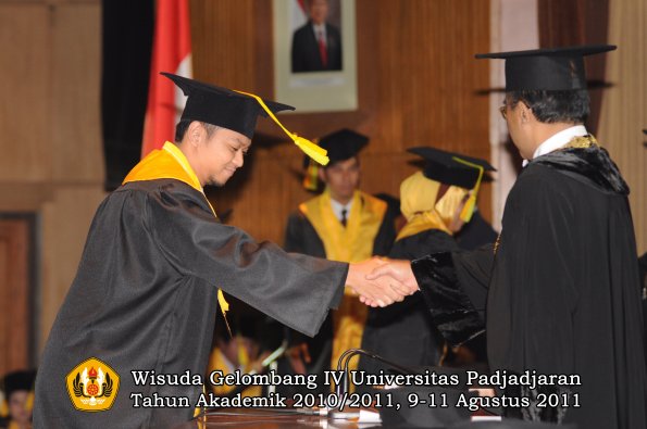 wisuda-fikom-oleh-rektor-237