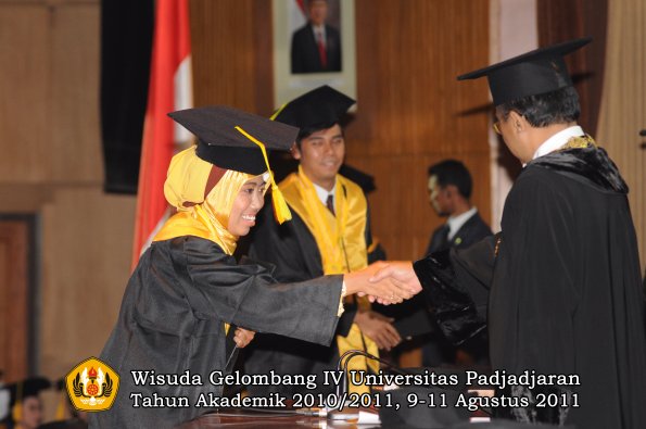 wisuda-fikom-oleh-rektor-238