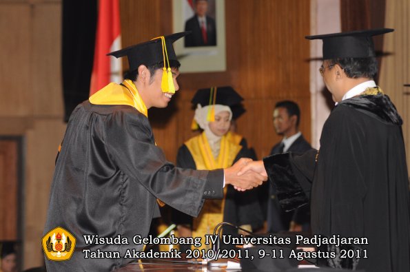 wisuda-fikom-oleh-rektor-239