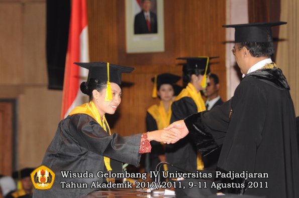 wisuda-fikom-oleh-rektor-244