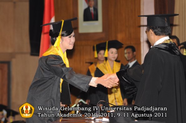 wisuda-fikom-oleh-rektor-245