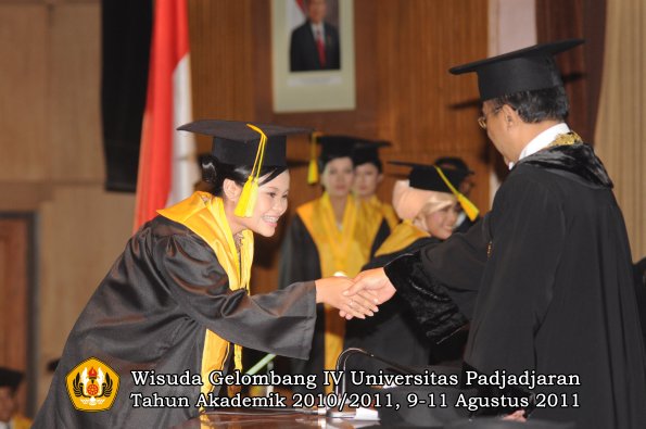 wisuda-fikom-oleh-rektor-247