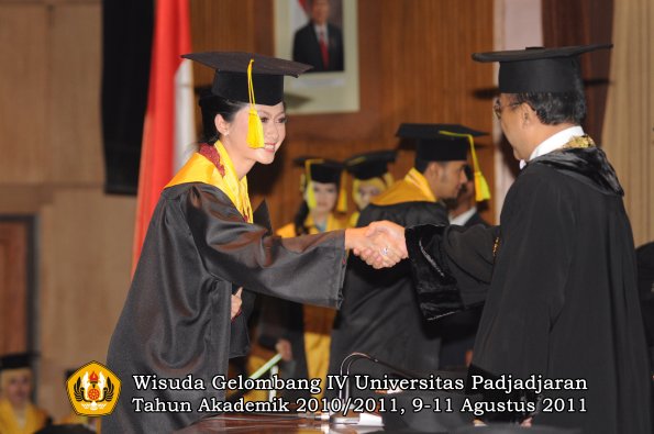 wisuda-fikom-oleh-rektor-250