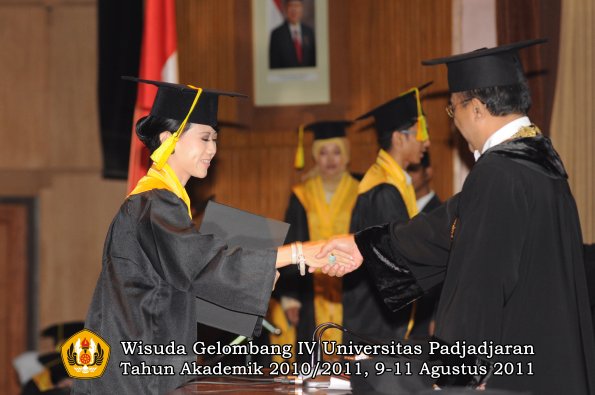 wisuda-fikom-oleh-rektor-256