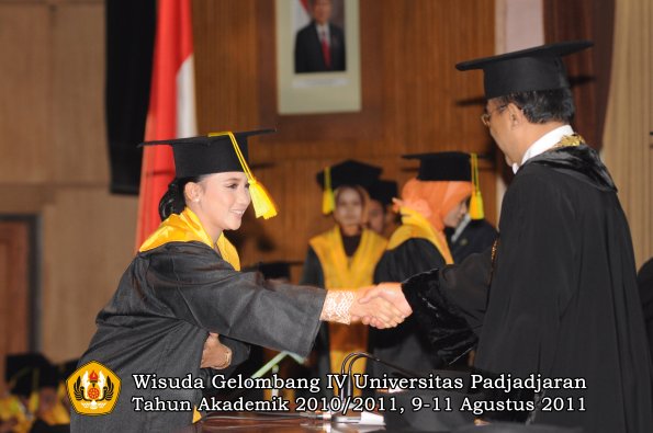 wisuda-fikom-oleh-rektor-268