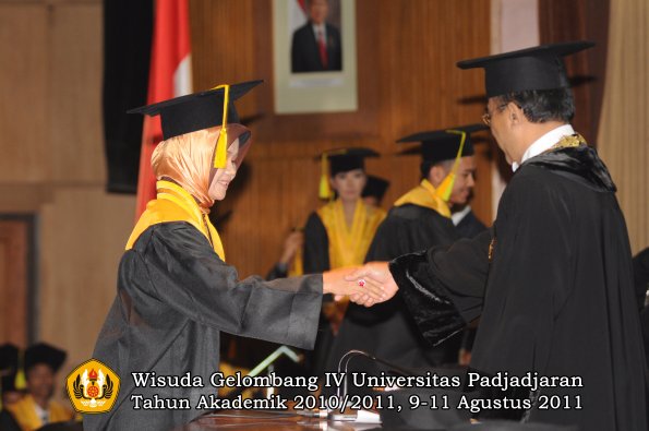 wisuda-fikom-oleh-rektor-270