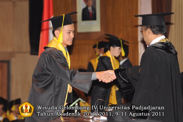 wisuda-fikom-oleh-rektor-271