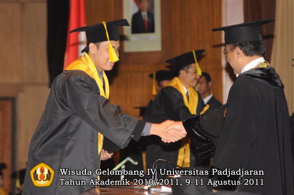 wisuda-fikom-oleh-rektor-275