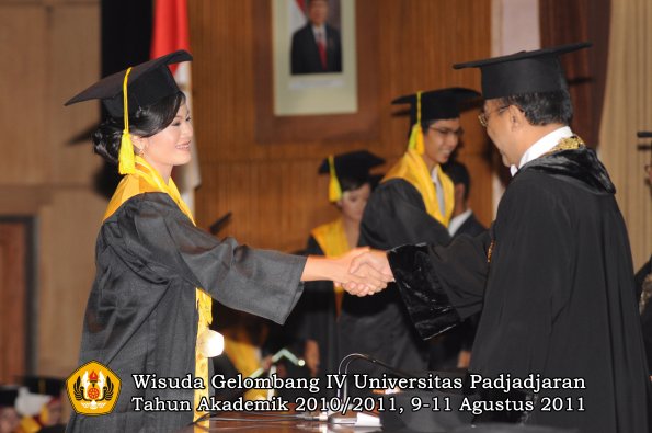 wisuda-fikom-oleh-rektor-281