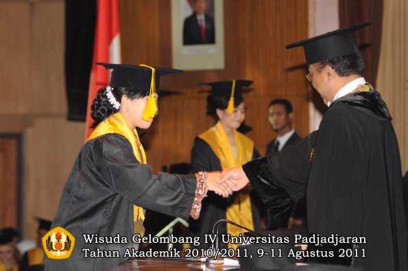 wisuda-fikom-oleh-rektor-285