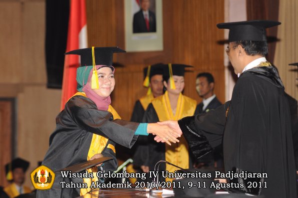 wisuda-fikom-oleh-rektor-290