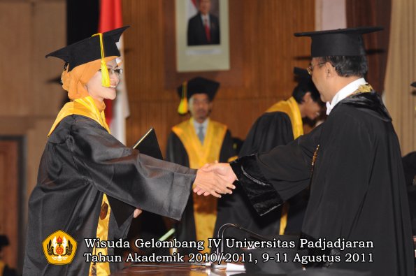 wisuda-fikom-oleh-rektor-295