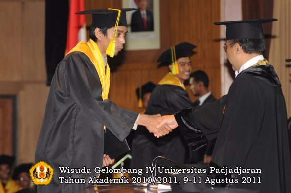 wisuda-fikom-oleh-rektor-296