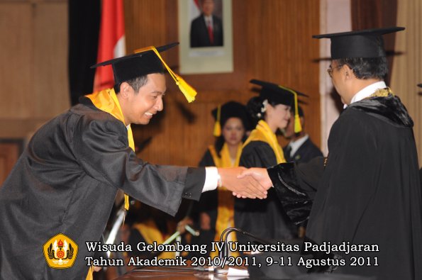 wisuda-fikom-oleh-rektor-300