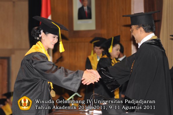 wisuda-fikom-oleh-rektor-301