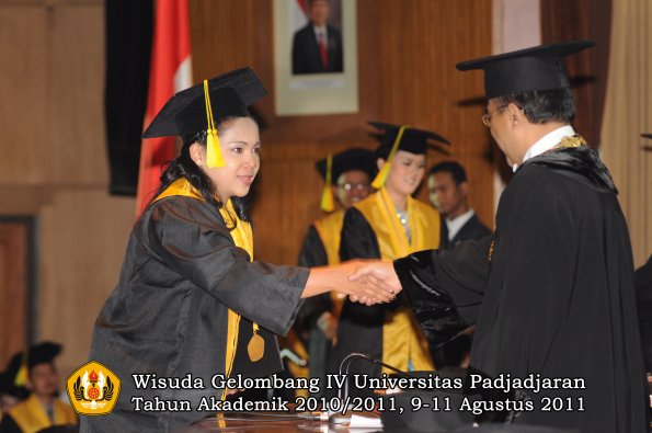 wisuda-fikom-oleh-rektor-302