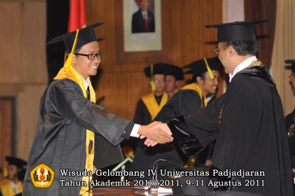 wisuda-fikom-oleh-rektor-304