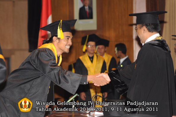 wisuda-fikom-oleh-rektor-305