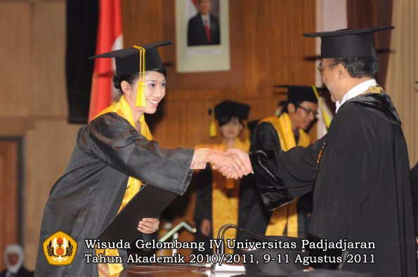 wisuda-fikom-oleh-rektor-318