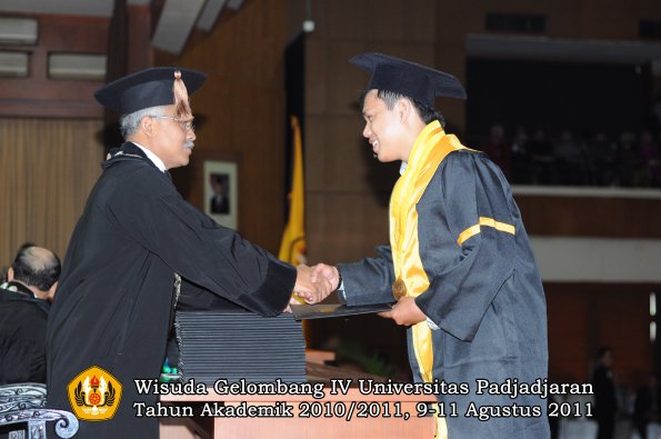 wisuda-fapet-oleh-dekan-01