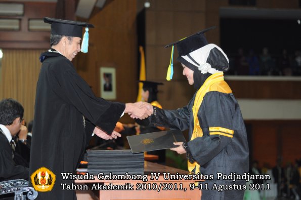 wisuda-ffarmasi-oleh-dekan-023