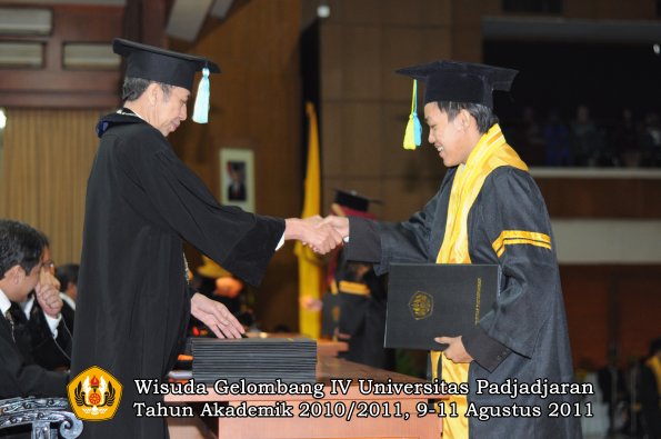 wisuda-ffarmasi-oleh-dekan-028