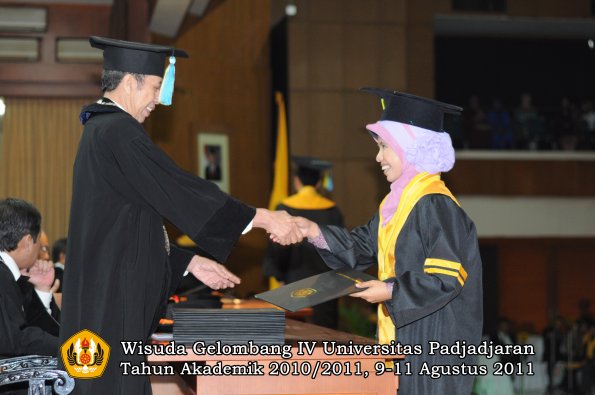 wisuda-ffarmasi-oleh-dekan-031