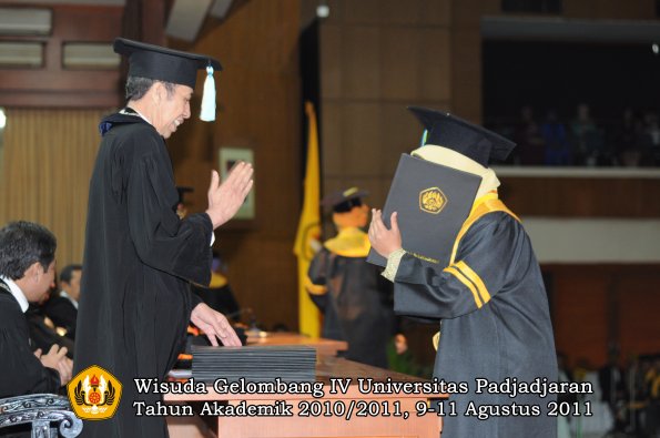 wisuda-ffarmasi-oleh-dekan-033