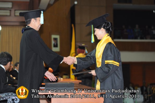 wisuda-ffarmasi-oleh-dekan-036