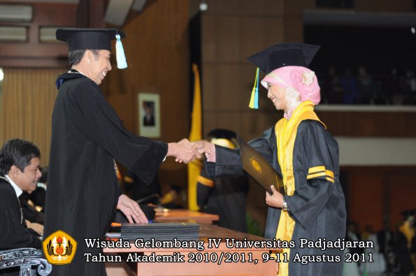 wisuda-ffarmasi-oleh-dekan-038