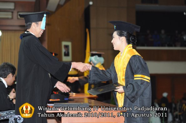 wisuda-ffarmasi-oleh-dekan-045