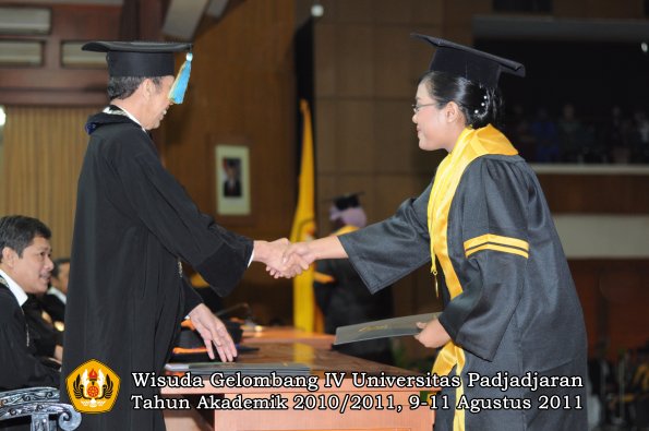 wisuda-ffarmasi-oleh-dekan-047