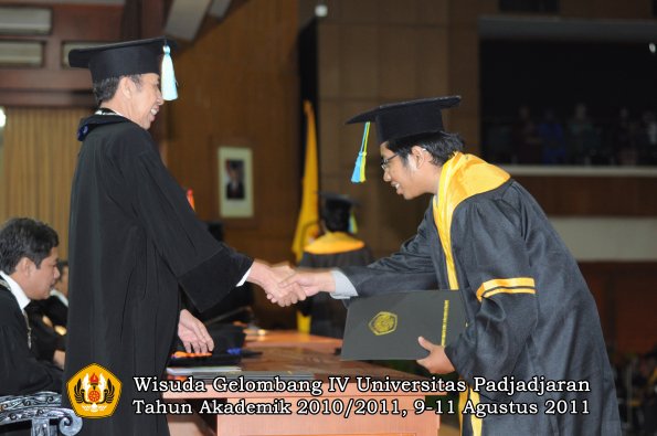 wisuda-ffarmasi-oleh-dekan-049