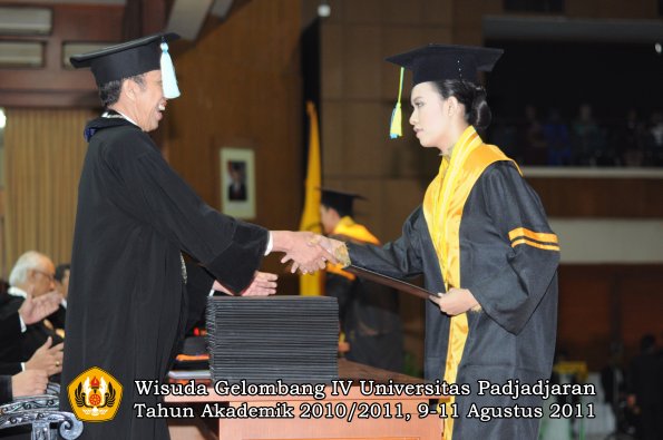 wisuda-ffarmasi-oleh-dekan-053