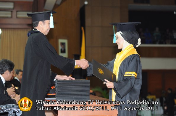 wisuda-ffarmasi-oleh-dekan-056