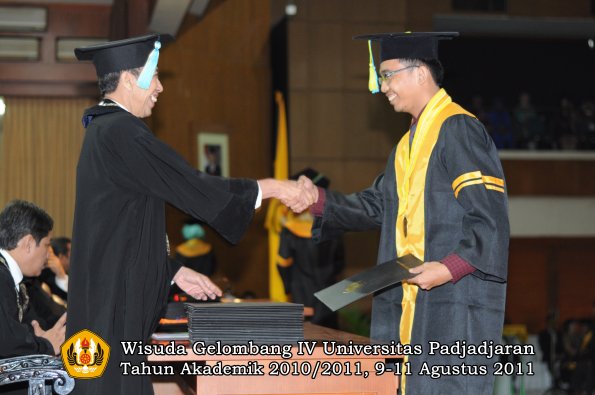 wisuda-ffarmasi-oleh-dekan-077