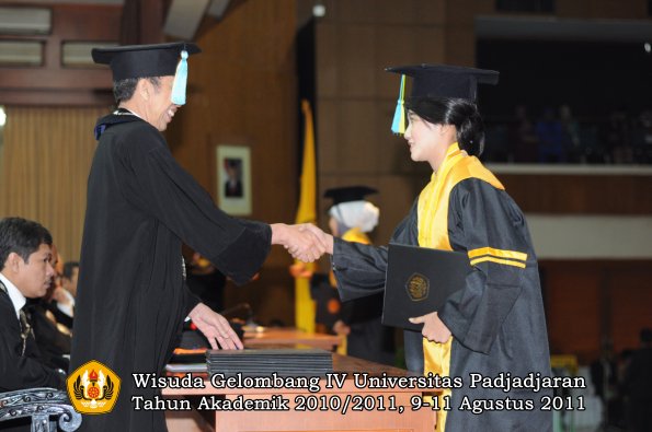 wisuda-ffarmasi-oleh-dekan-088