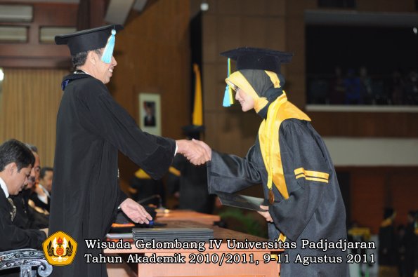 wisuda-ffarmasi-oleh-dekan-092