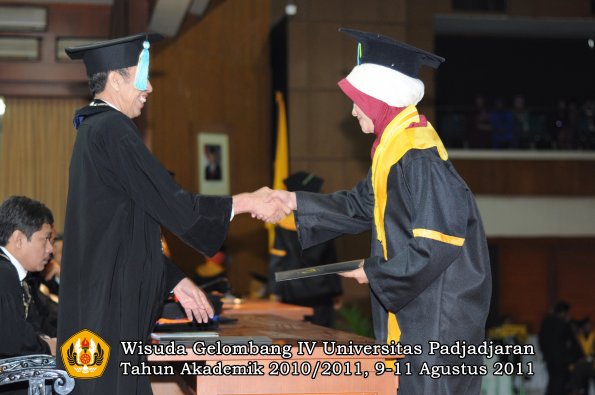 wisuda-ffarmasi-oleh-dekan-099