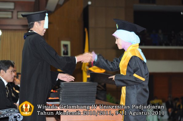 wisuda-ffarmasi-oleh-dekan-104