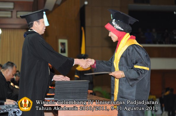 wisuda-ffarmasi-oleh-dekan-108