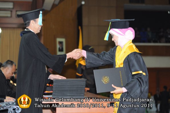 wisuda-ffarmasi-oleh-dekan-109