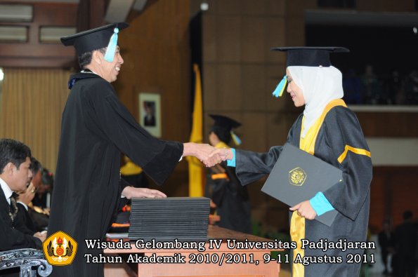 wisuda-ffarmasi-oleh-dekan-113