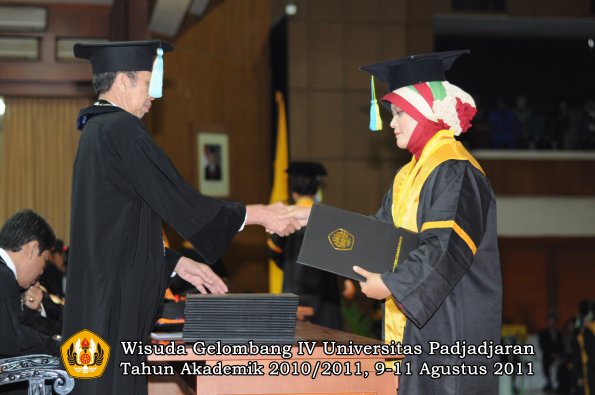 wisuda-ffarmasi-oleh-dekan-121