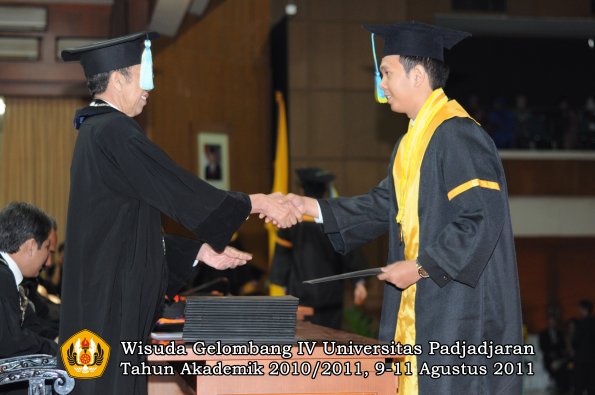 wisuda-ffarmasi-oleh-dekan-123