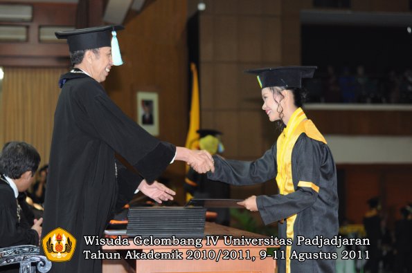 wisuda-ffarmasi-oleh-dekan-125