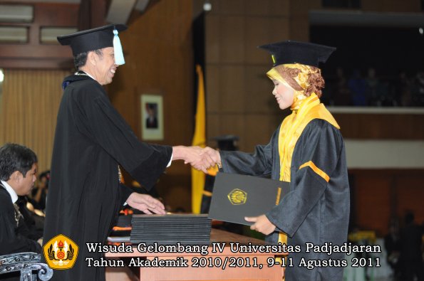 wisuda-ffarmasi-oleh-dekan-126