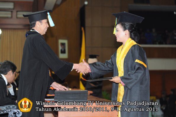 wisuda-ffarmasi-oleh-dekan-128